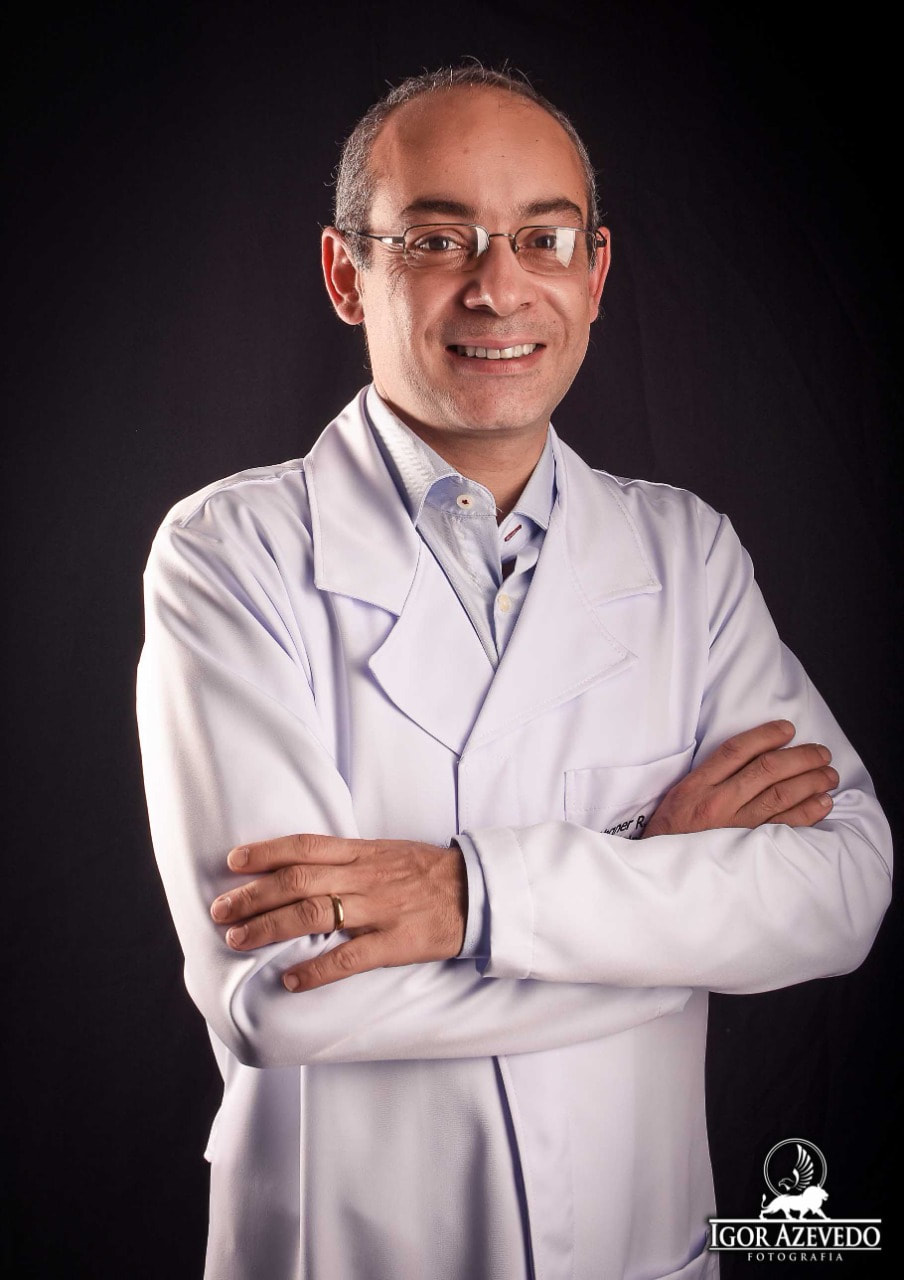 Dr. Vagner Bizarro usando jaleco branco